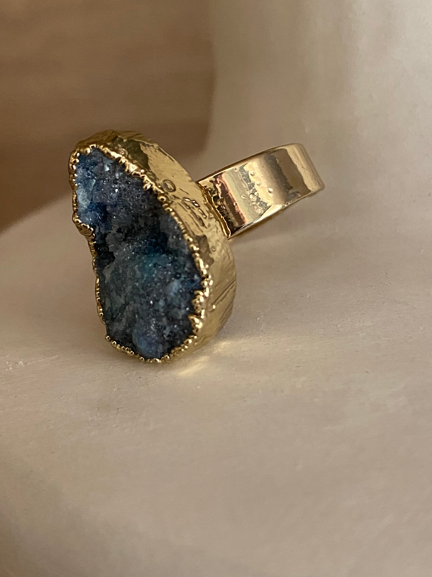 Anillo piedras naturales irregulares