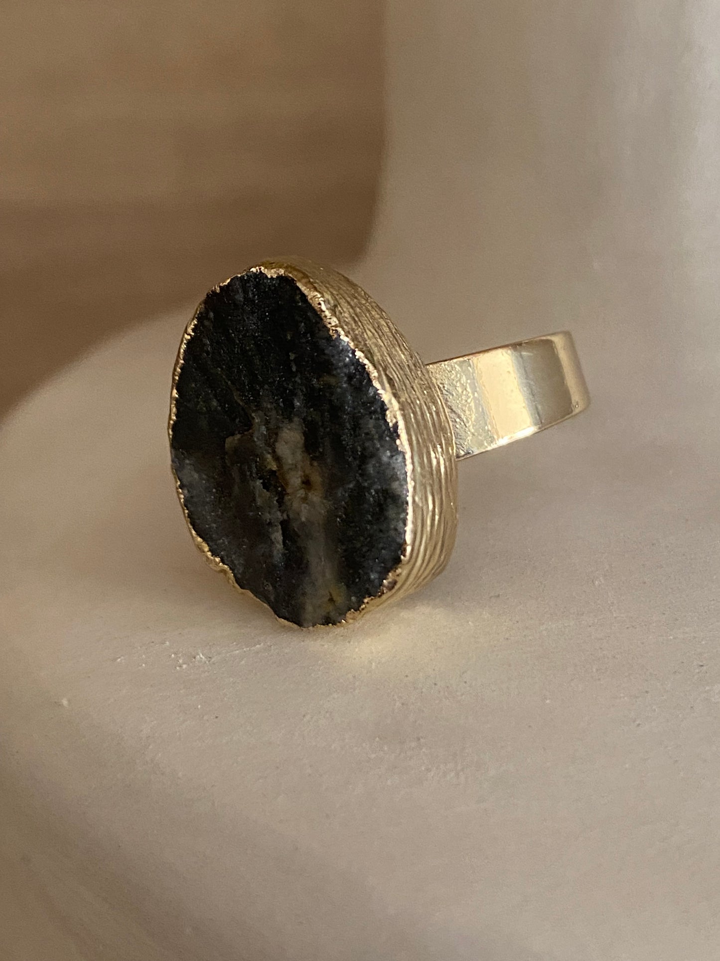 Anillo piedras naturales irregulares