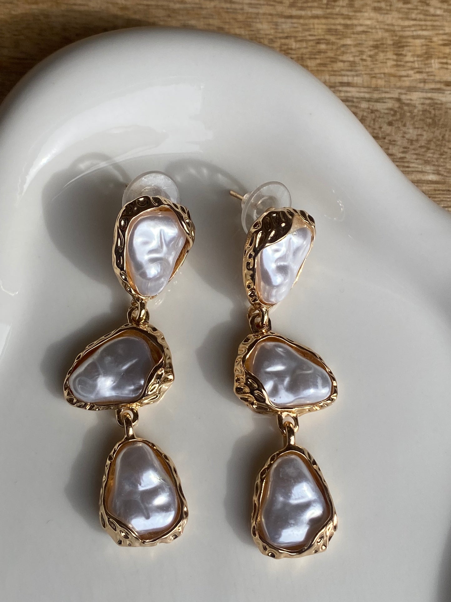 Pendientes largos detalles perlas