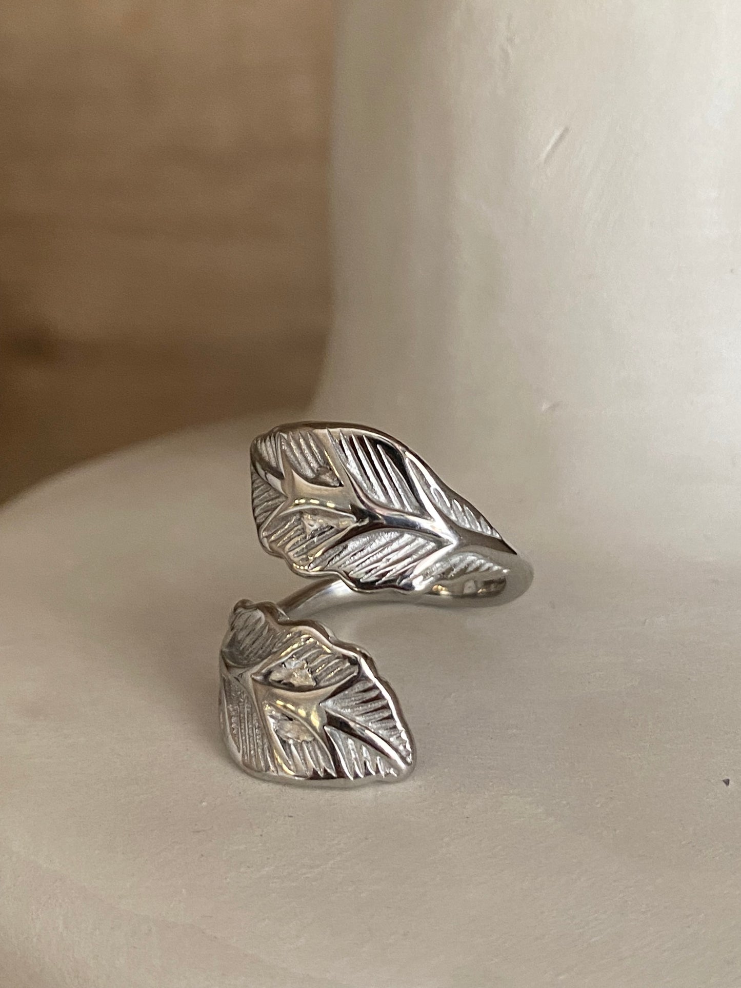 Anillo abierto hojas