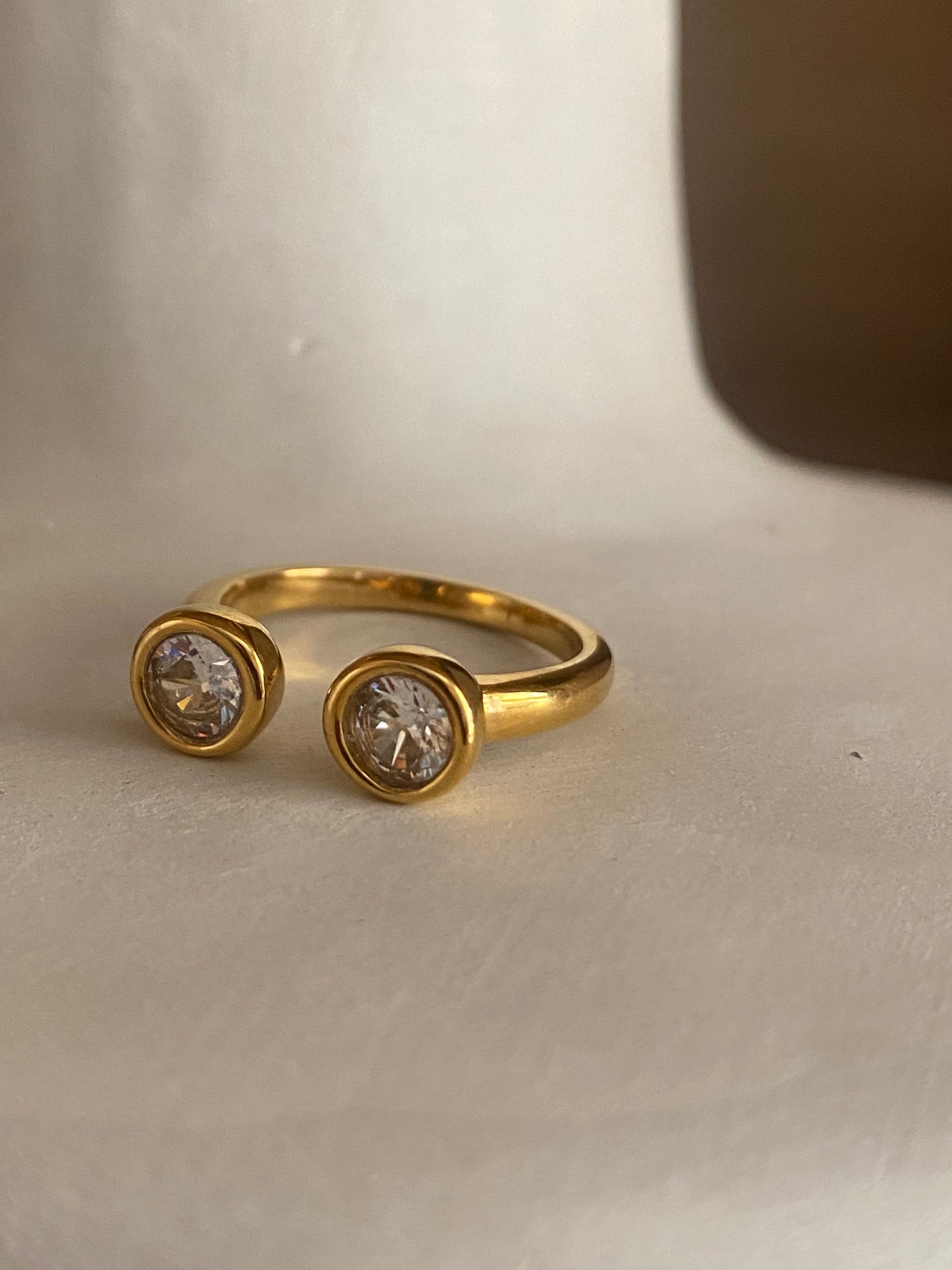 Anillos dorados abiertos con circonitas