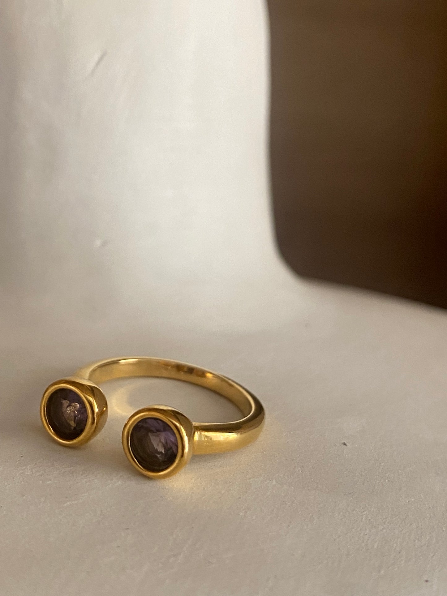 Anillos dorados abiertos con circonitas