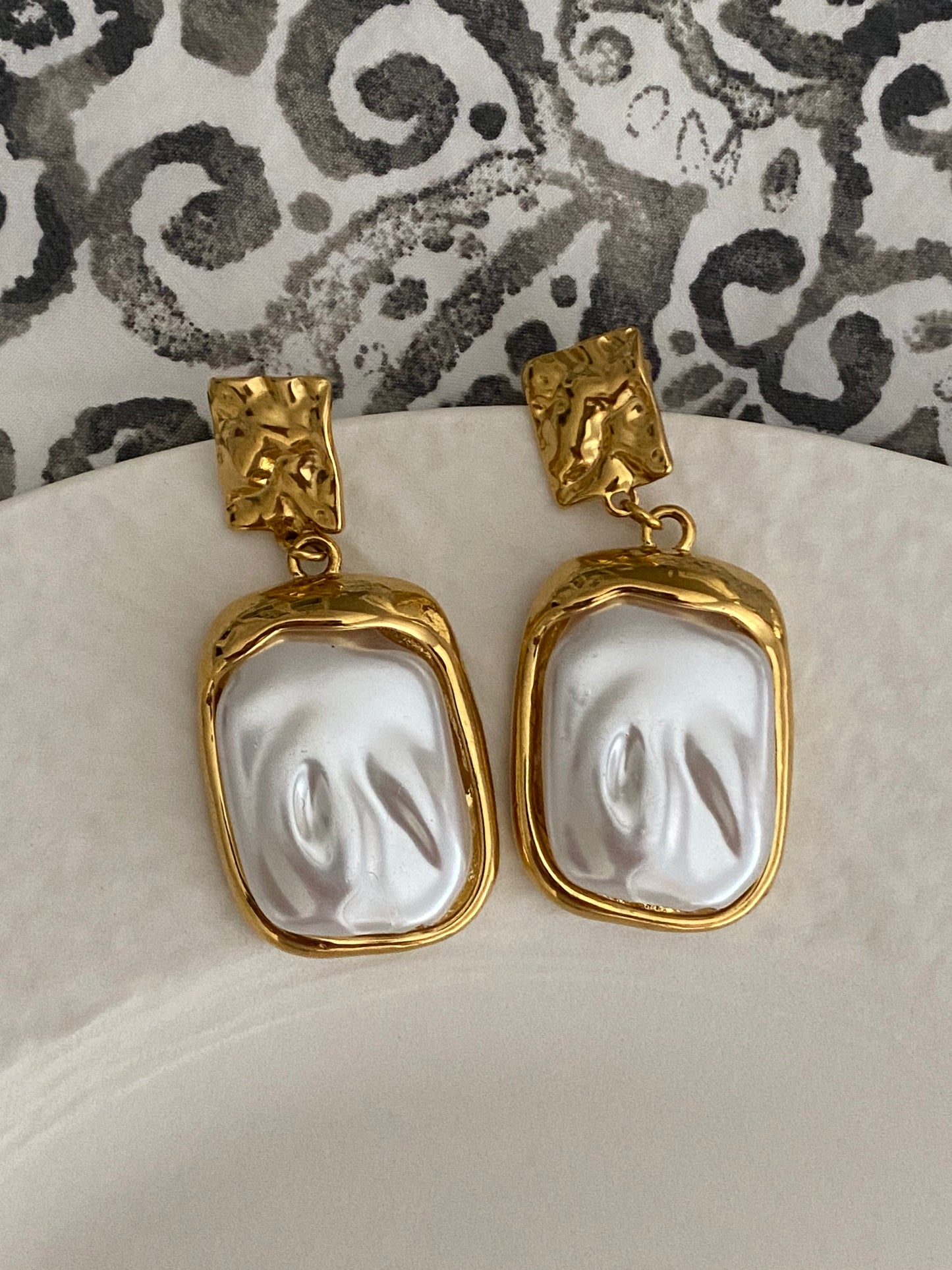 Pendientes detalle perlado cuadrado