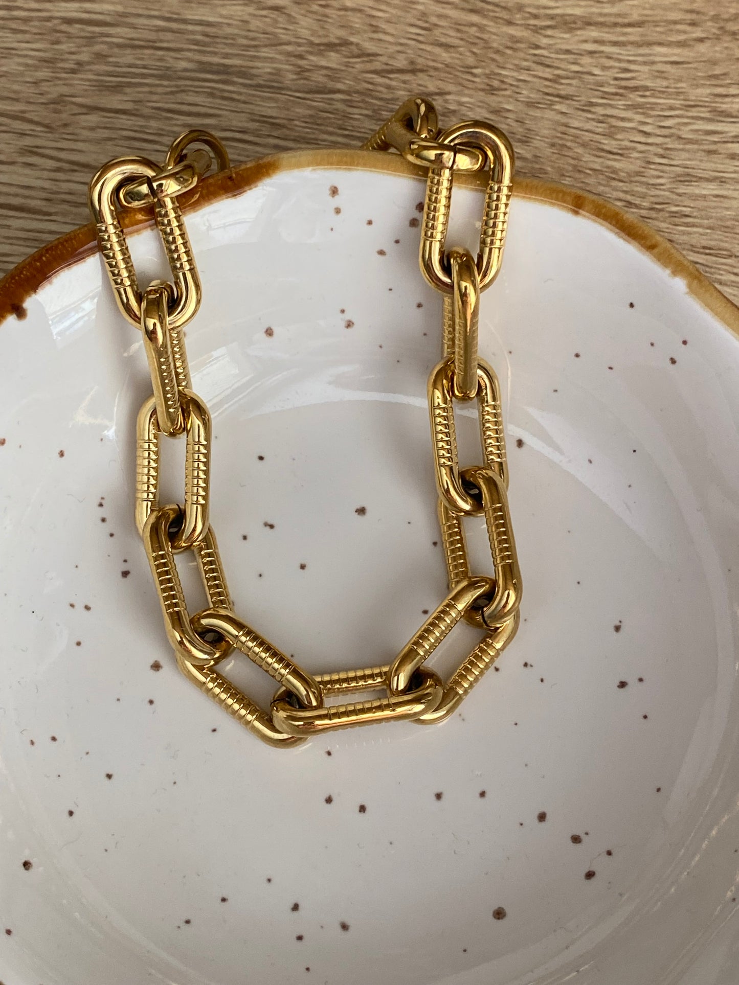 Pulsera dorada cadena