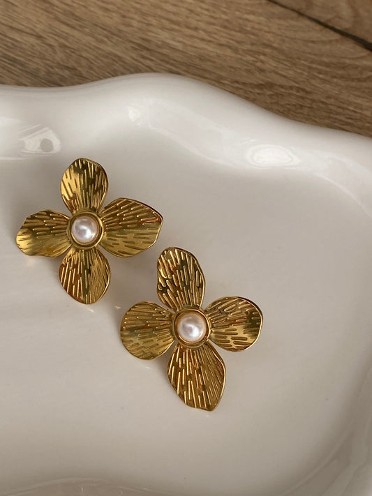 Pendientes flor detalle perla
