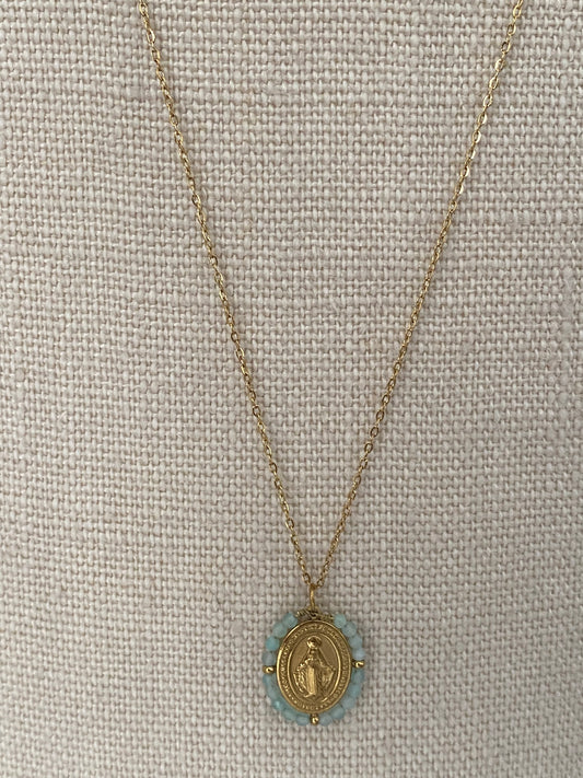 Medallita con Virgen y cuentas