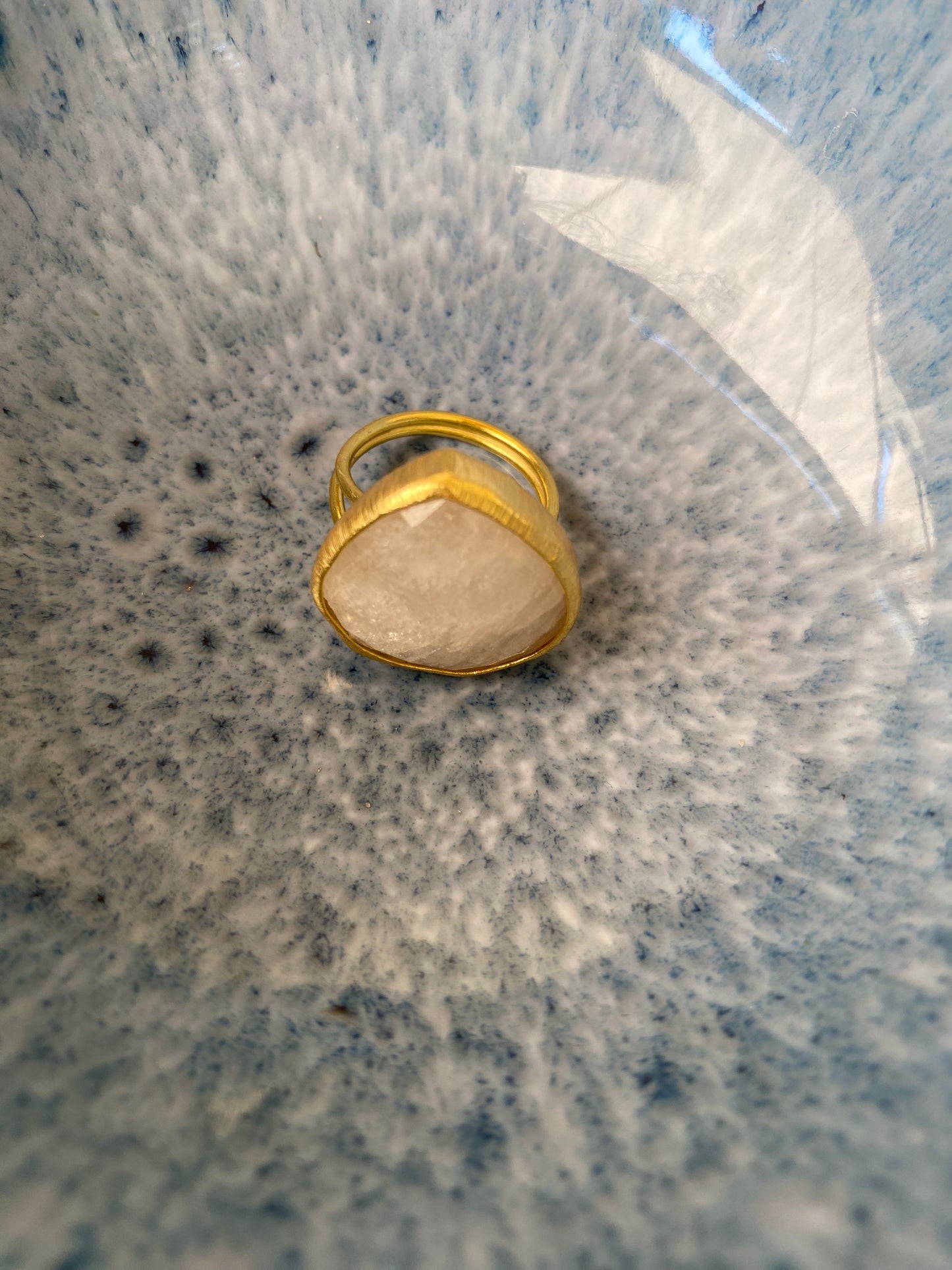 Anillo forma gota piedra natural