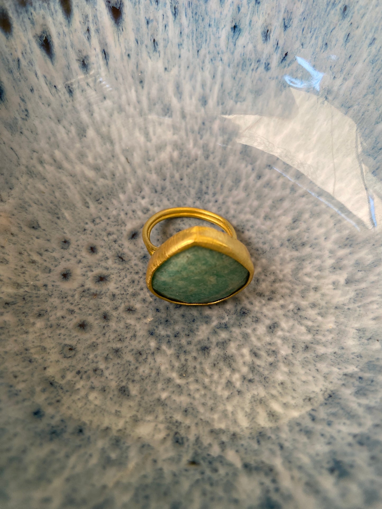Anillo forma gota piedra natural