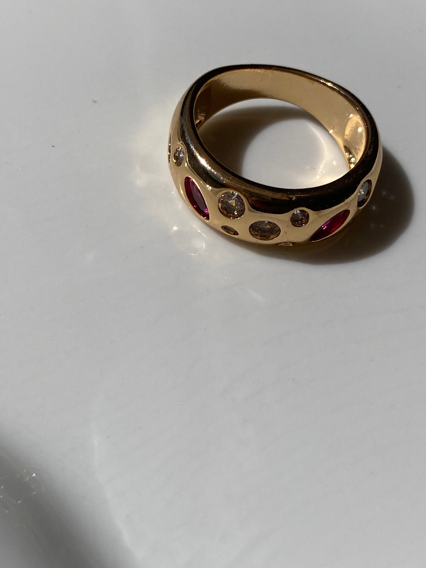 Anillo circonitas rojas