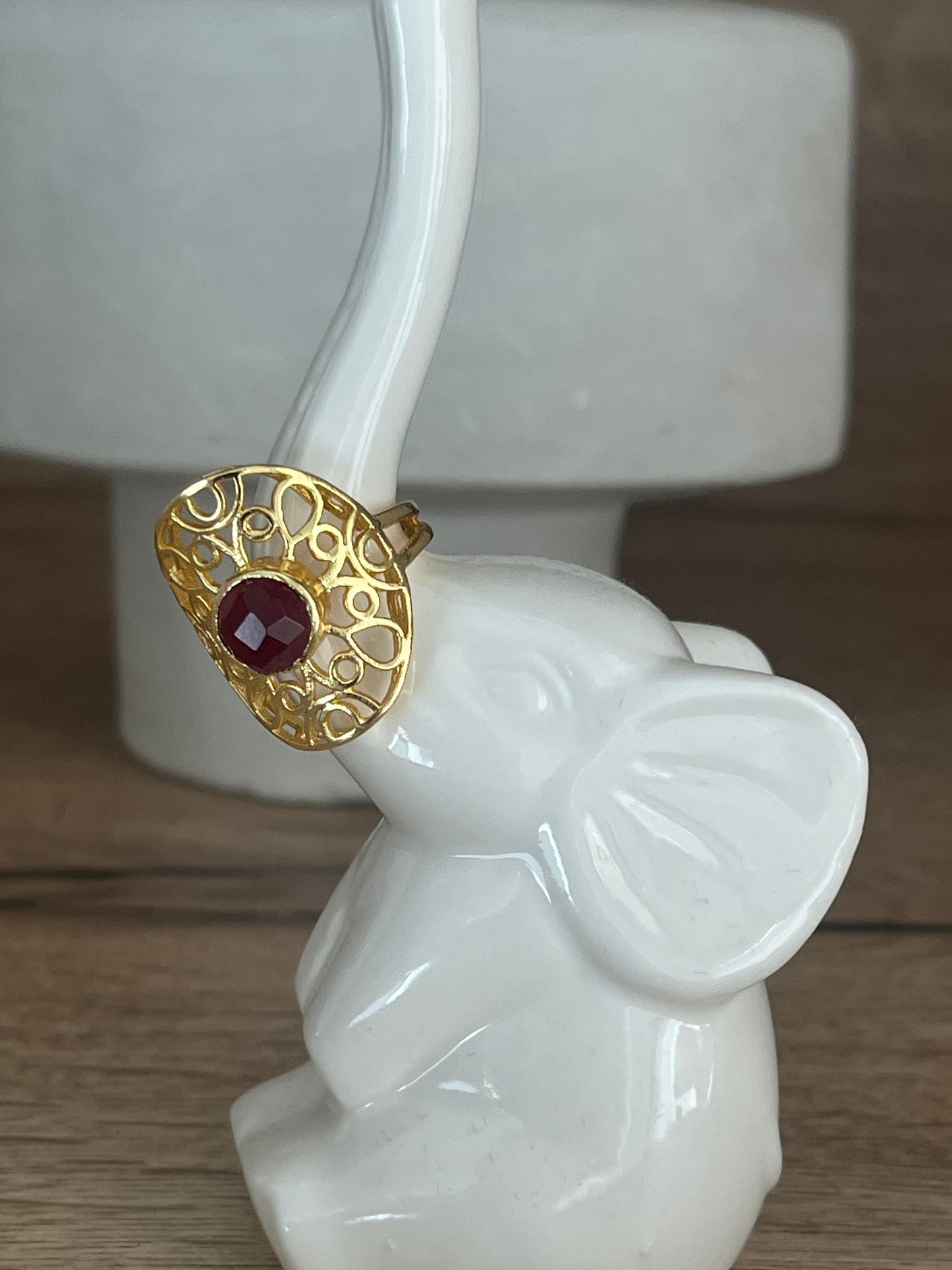 Anillo calado piedra central
