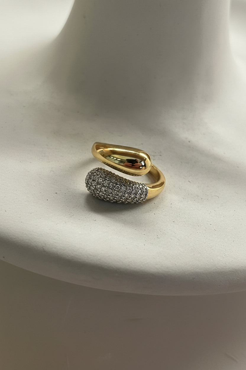 Anillo forma gota en dorado y circonitas