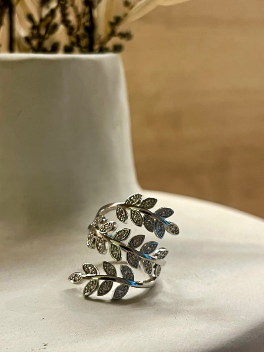 Anillo cascada hojas